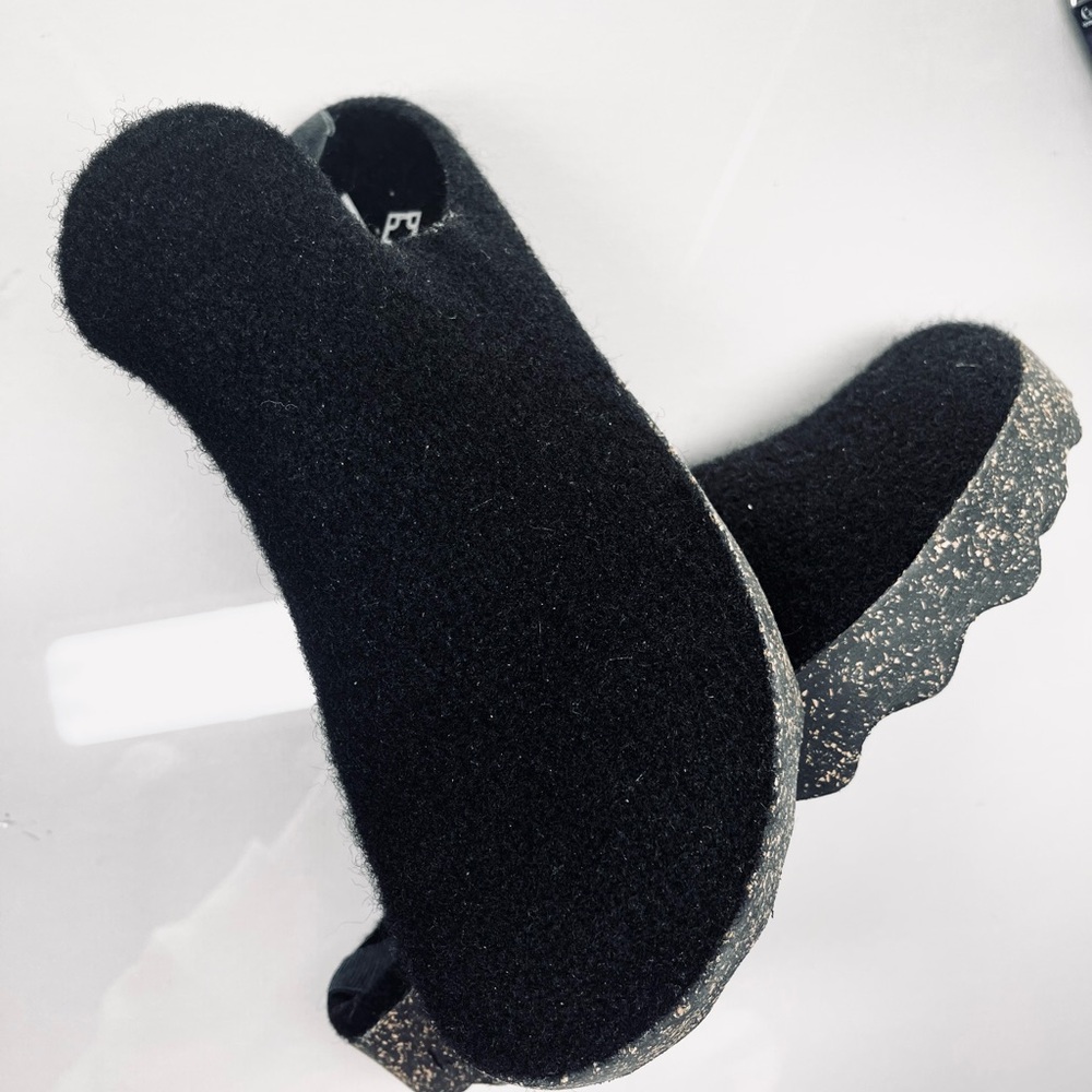 Asportugesas black round toe slip ons